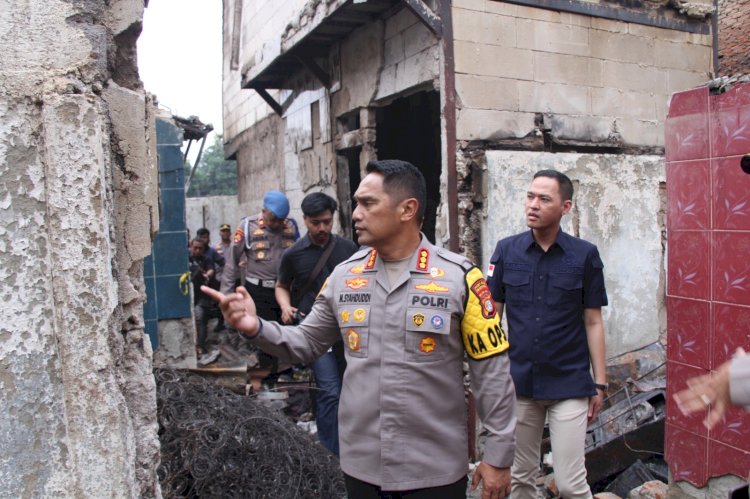 Polres Metro Jakbar Salurkan 400 Paket Bantuan dan Layanan Dokumen Hilang untuk Korban Kebakaran Kalianyar