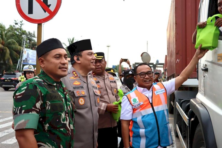 Sinergi TNI - Polri Bagikan Takjil Kepada Masyarakat