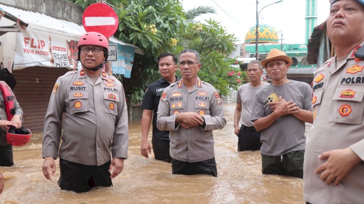 Kapolres Metro Jakarta Timur Tinjau Lokasi Banjir di Tanjung Sanyang Cawang