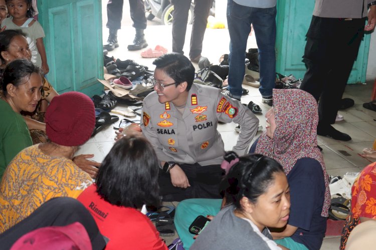Polwan Polres Metro Jaksel Gelar Trauma Healing dan Bakti Sosial untuk Korban Banjir