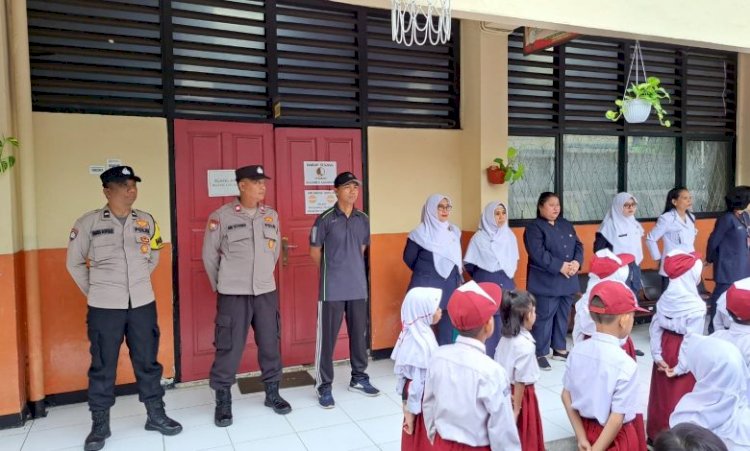 Polsek Jatinegara Laksanakan Program Senin Pintar, Berikan Pembinaan kepada Pelajar SDN Cipinang Muara 04