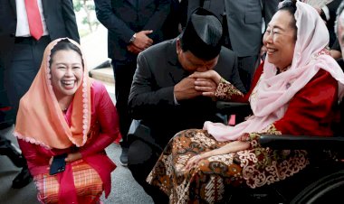 Usai Hadiri Sidang Tahunan MPR, Prabowo Sapa dan Cium Tangan Istri Gus Dur
