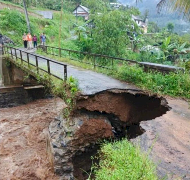 Longsor di Lebakbarang Akibatkan Jembatan Penghubung Desa Pamutuh dan Desa Depok Terputus