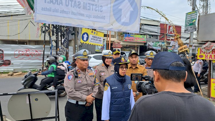 Uji Coba Sistem Satu Arah, Polsek Ciputat Timur Laksanakan Gatur Lalin di Simpang Perintis