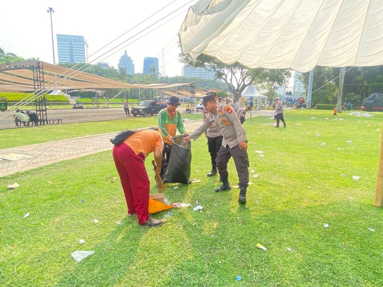 Polres Metro Jakarta Pusat Turun Tangan Bersihkan Sampah Usai May Day di Monas