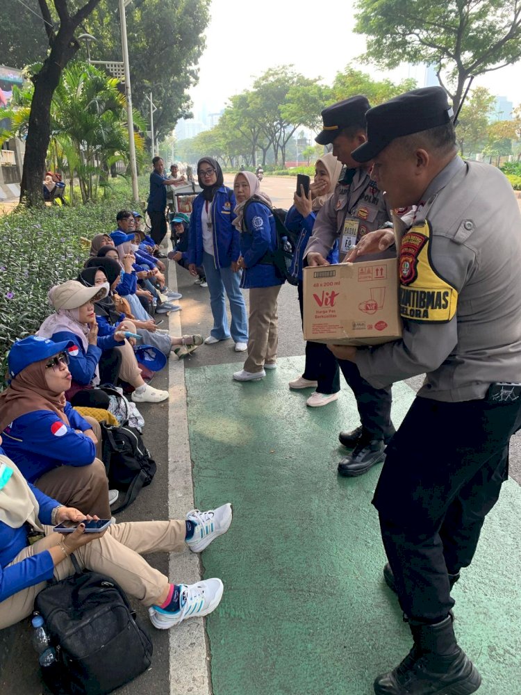Polisi Bagikan 500 Duz Air Mineral Dan Permen Untuk Massa Buruh Di DPR