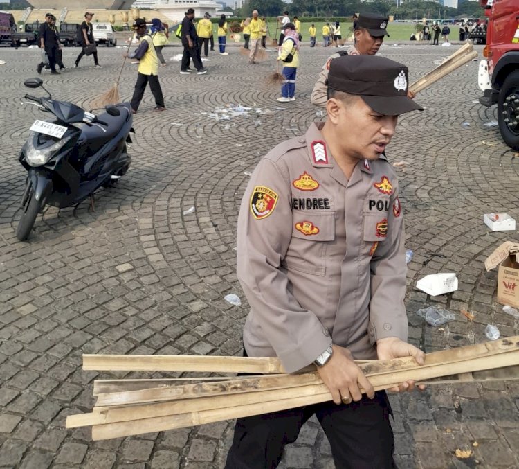 Personel Polri Sigap Bersih-bersih Kawasan Monas Usai May Day Fiesta