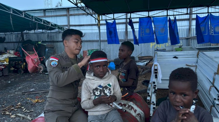 Personel Satgas Humas Damai Cartenz-2025 Berbagi Keceriaan dengan Anak-Anak di Distrik Mulia