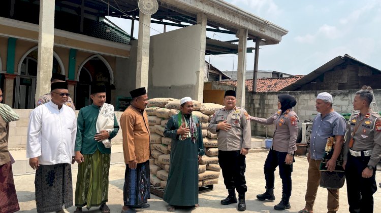 Polres Metro Bekasi Peduli Tempat Ibadah, Salurkan Bantuan Untuk Masjid Jami' Darus Sa'adah Kedungwaringin