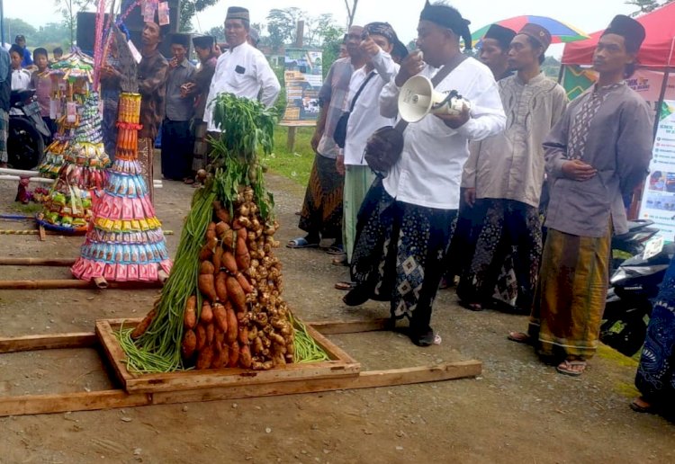 Warga Masyarakat Desa Watusalam Gelar Sedekah Bumi Sebagai Ungkapan Rasa Syukur