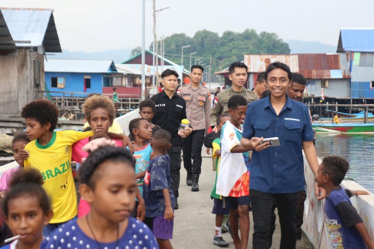 Satgas Humas Ops Damai Cartenz-2025 Sambangi Warga Hamadi, Imbau Jaga Kamtibmas