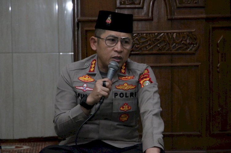 Kapolres Metro Jakarta Utara Gelar Sholat Subuh Berjamaah di Masjid Baiturrahman Teluk Gong