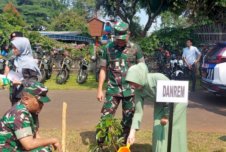 Sebagai Bagian Dari Penghijauan, Danrem 051/Wkt Didampingi Ketua Persit Kartika Chandra Kirana Tanam Pohon Alpukat Saat Pembukaan TMMD Ke-124