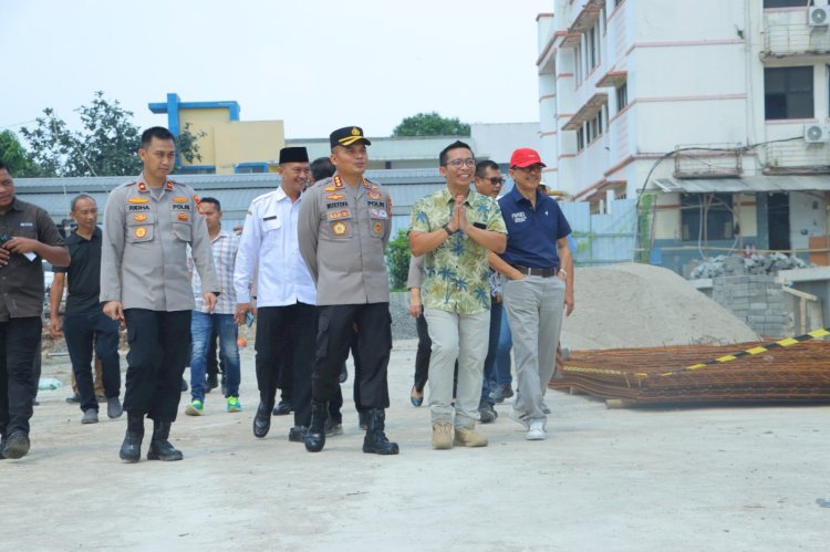 Kapolres Metro Bekasi Salurkan Bantuan Material Pembangunan Gereja Paroki Ibu Teresa