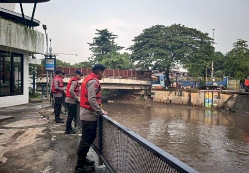 Patroli banjir Brimob Metro Jaya turunkan tim SAR