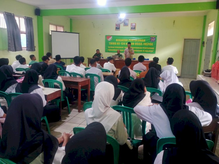Perwira Bintal Sampaikan Sosialisasi Wawasan Kebangsaan Pancasila dan Kenakalan Remaja Dalam Kegiatan Non Fisik TMMD ke-124 Kodim 0508/Depok