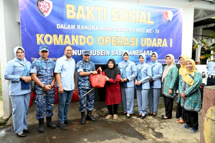 Warga Sambut Baik Bakti Sosial Pembagian Paket Sembako Peringati HUT ke-74 Koopsud I, Lanud Husein Sastranegara