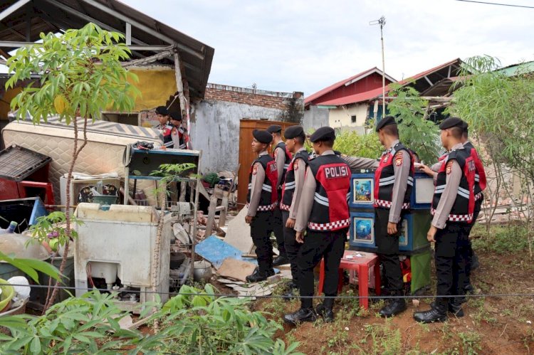 Polri Peduli Masyarakat: Personel Dit Samapta Polda Bengkulu Bantu Warga Bersihkan Rumah Roboh Pasca Gempa 6,3 SR