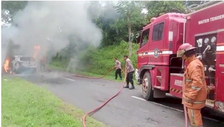 Mobil Terbakar di Kawasan Desa Linggo Asri, Polisi dan Damkar Bergerak Cepat