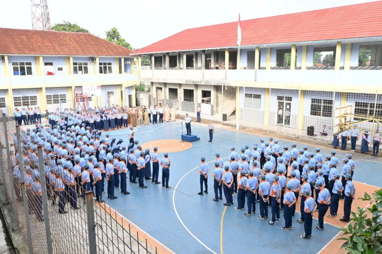 Danlanud Pimpin Upacara Bendera di SMK Angkasa Lanud Husein Sastranegara