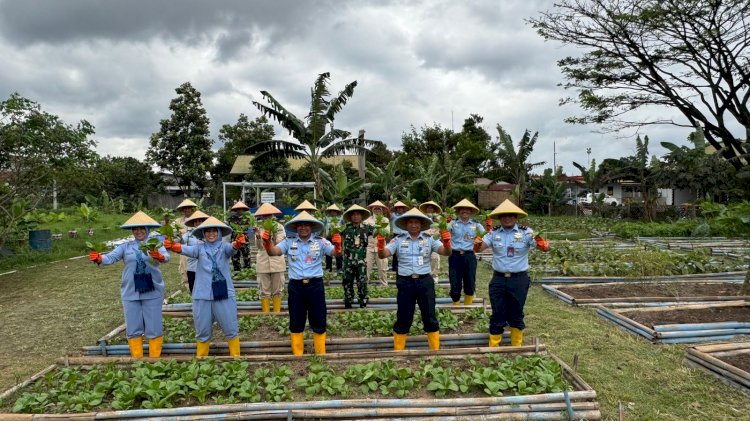 Dukung Ketahanan Pangan dan Pemenuhuan Gizi, Panen Sayur Lanud Husein Sastranegara Didistribusikan ke SPPG