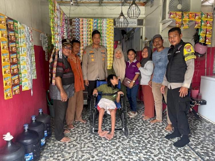 Polsek Cikarang Barat Berikan Bantuan Kursi Roda dan Sembako kepada Anak Disabilitas di Desa Kertamukti
