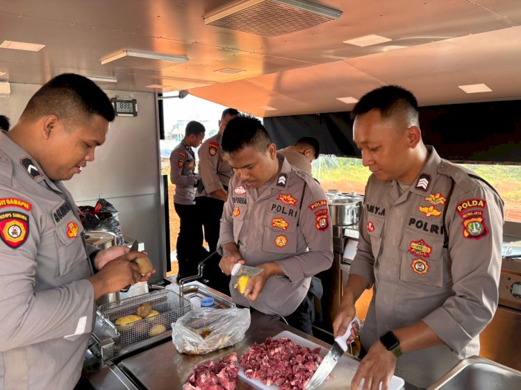 Polda Metro Jaya Gelar Dapur Lapangan untuk Bantu Pengungsi Kebakaran di Kapuk Muara