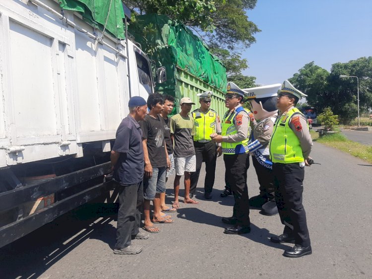 Satlantas Polres Pekalongan Sosialisasi Over Dimensi dan Overload kepada Sopir Truk