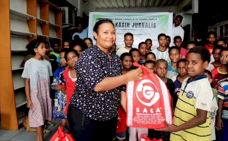 Keluarga Besar Jurnalis Tanah Papua Berikan Tali Kasih Kebutuhan Pokok di Jayapura