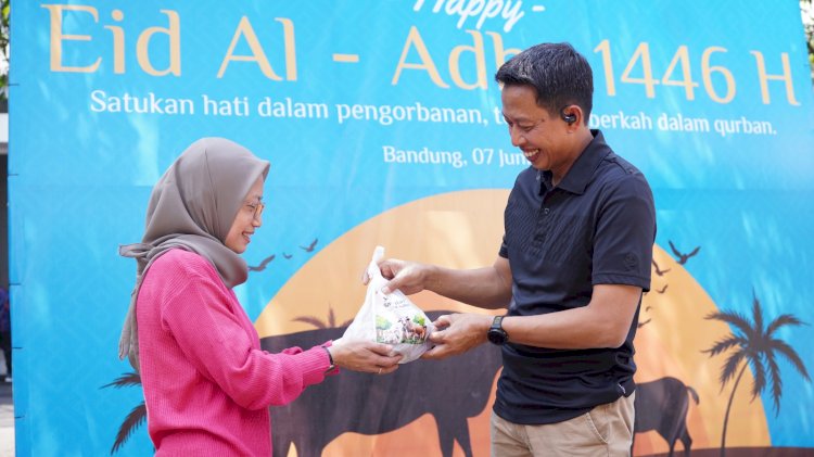 Berbagi Keberkahan Idul Adha 1446 H, PLN UIT JBT Salurkan 291 Kg Daging Hewan Kurban untuk Sesama