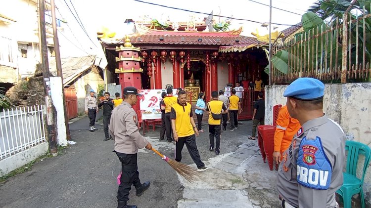 Peringati HUT Bhayangkara ke-79, Polsek Metro Gambir Gelar Bakti Religi di Vihara Lo Cia Bio
