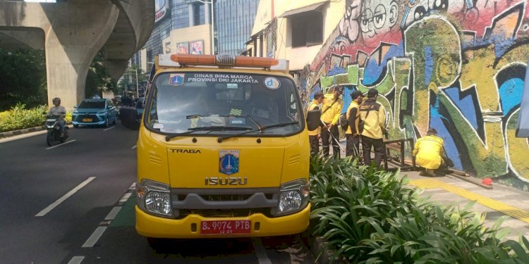 Tim Satgas KJ Bina Marga DKI Jakarta Ganti Bangku Trotoar di Setiabudi
