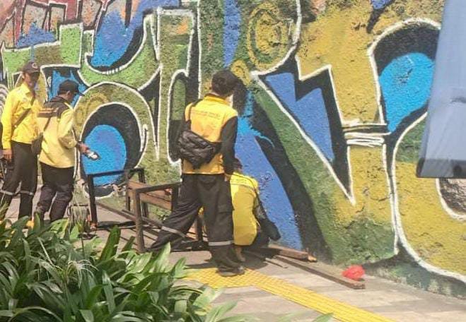 Tim Satgas KJ Bina Marga DKI Jakarta Ganti Bangku Trotoar di Setiabudi