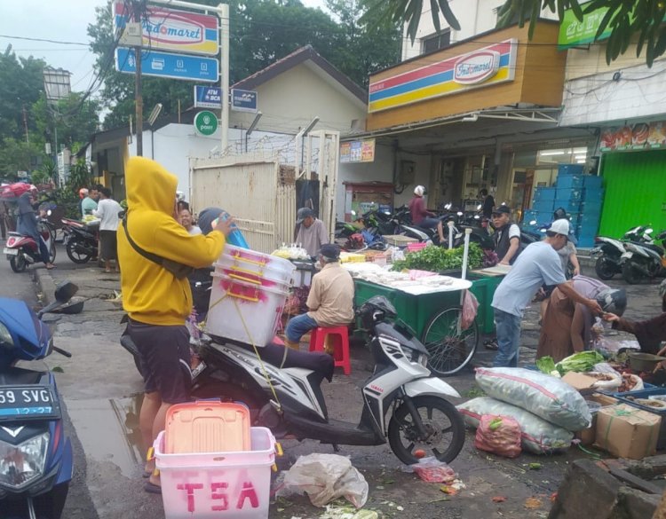 Satpol PP dan Dishub Kecamatan Kebayoran Lama Razia PKL di Sepanjang Jalan Raya Kebayoran Lama