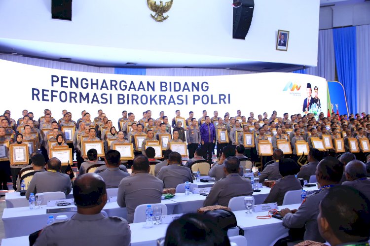 Kapolri Berikan Penghargaan Pembangunan Zona Integritas WBK Kepada Divisi Humas Polri