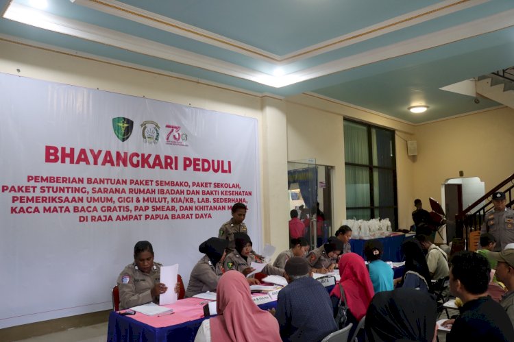 Kunjungi Raja Ampat, Ketum Bhayangkari Ny. Juliati Sigit Prabowo Salurkan Sembako hingga Gelar Khitanan Massal