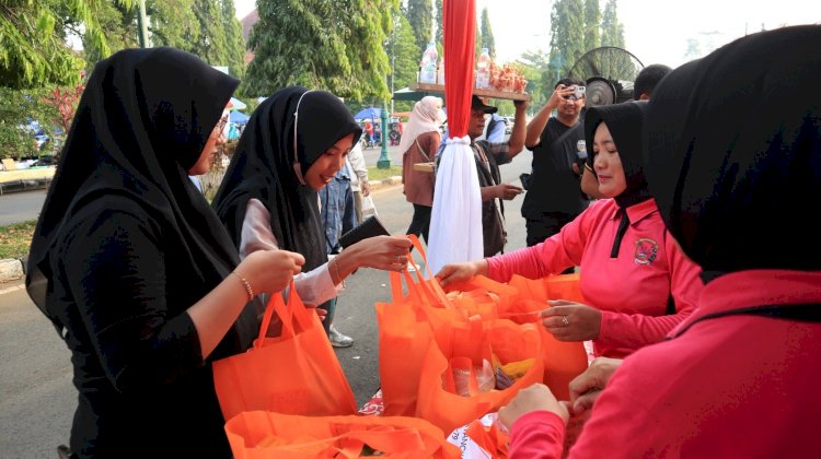 Pengunjung CFD Serbu, Bazar Sembako Polres Pekalongan