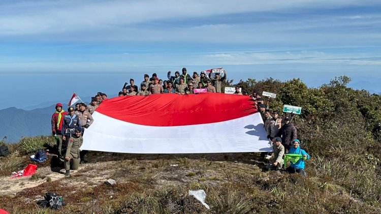 Tim Ekspedisi Hari Bhayangkara Bentangkan Bendera Merah Putih di Puncak Gunung Leuser