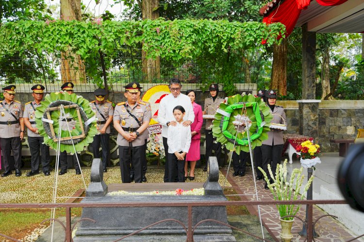 Jelang Hari Bhayangkara, Kapolri Ziarah ke Makam BJ Habibie hingga Hoegeng