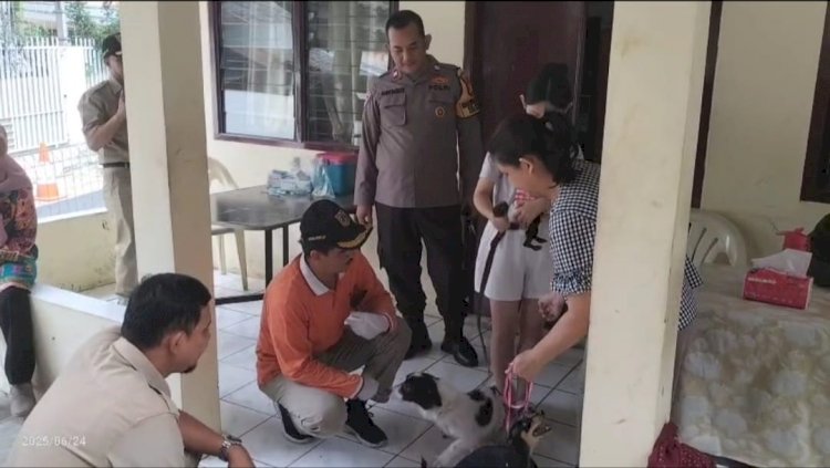 Sinergi Jelang Hut Bhayangkara Ke 79, Bhabinkamtibmas dan Sudin KPKP Gelar Vaksinasi Rabies Hewan Peliharaan di RW 06