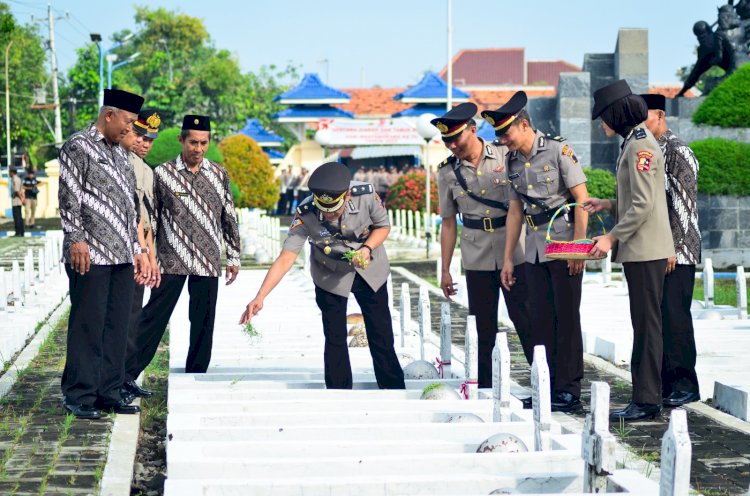 Jelang Hari Bhayangkara Ke 79, Kapolres Tegal Kota Pimpin Ziarah dan Tabur Bunga