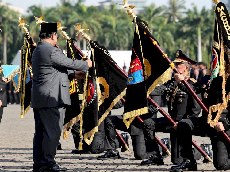 Presiden Hadiahi Penghargaan Nugraha Sakanti Kepada Divisi Humas Polri dan Enam Satker