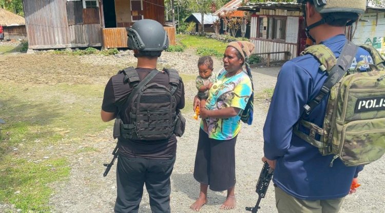 Satgas Humas Ops Damai Sambangi Warga dan anak-anak di Distrik Kulirik, Puncak Jaya