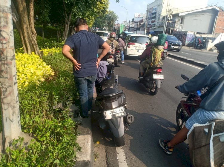 Diduga Akibat Rem Mendadak Pengemudi Pemotor Tabrak Mobil