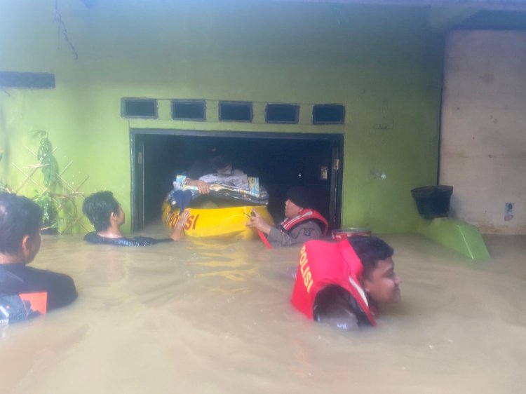 Dit Samapta Polda Metro Jaya Evakuasi Warga Luapan Kali Ciliwung