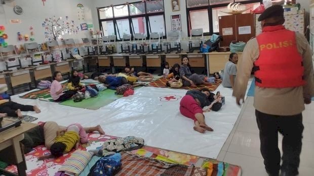 Kebon Pala Jaktim Terendam Banjir 1,8 Meter, Polisi Bantu 71 Warga Mengungsi