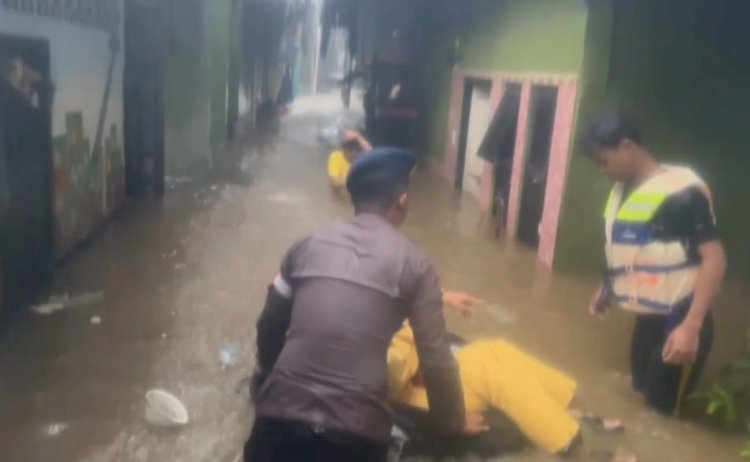 Tim SAR Brimob Metro Jaya Evakuasi Warga Terdampak Banjir di Kebon Pala