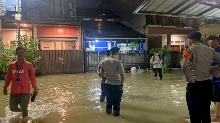 Brimob Polda Metro Jaya Patroli SAR di Wilayah Tangsel, Bantu Warga Terdampak Genangan Air