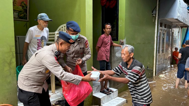 Satbrimob Polda Metro Jaya Kerahkan Dapur Lapangan untuk Warga Terdampak Banjir di Jakarta Timur
