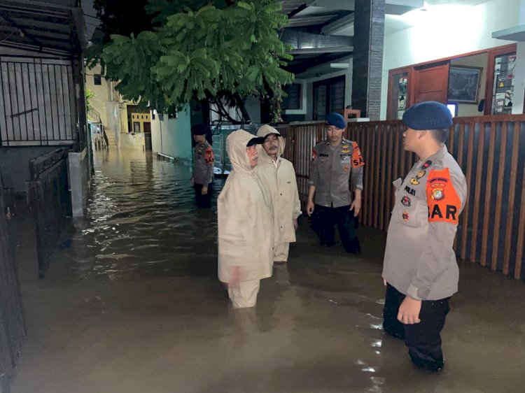 Brimob Polda Metro Jaya Laksanakan Patroli Siaga Banjir di Jati Padang, Distribusikan Bantuan ke Warga